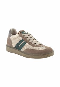 Sneaker in suede marrone con tessuto fluffy beige, strisce verdi e accenti in stampa leopardata. Presenta lacci piatti e una suola in gomma testurizzata.