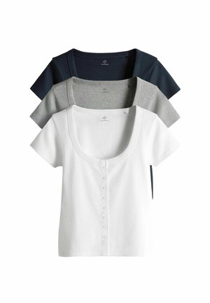 Drei kurzärmelige, gerippte Oberteile mit Rundhals, in Weiß mit Knöpfen, Hellgrau und Dunkelblau, vertikal übereinander gestapelt.