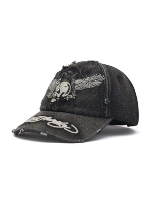 Schwarze abgenutzte Baseballkappe mit aufgesticktem Totenkopf und Flügeln vorne sowie weißer Schrift auf dem gebogenen Schirm.