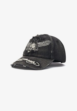 Sort slidt baseballkasket med broderet kranie og vinger foran samt hvid skrift på den buede skygge.