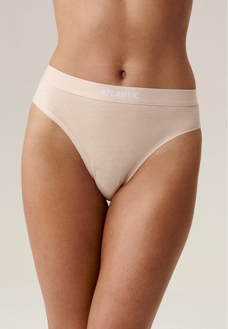 Beżowa bawełniana bielizna o miękkim, teksturowanym wykończeniu. Posiada szeroki elastyczny pas z logo "ATLANTIC" w białym kolorze. Model z podwyższonym stanem.