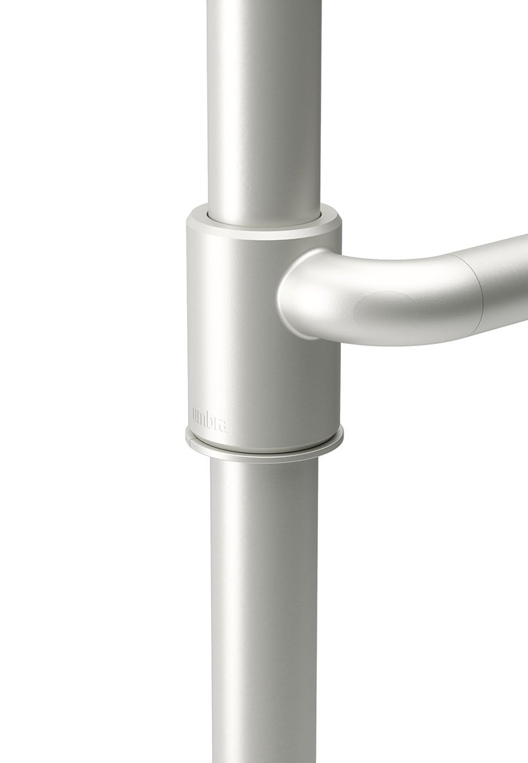 Weißer Metallverbinder für eine Gardinenstange, der ein zylindrisches Design mit einer glatten Oberfläche und abgerundeten Kanten aufweist und zwei Stangensegmente verbindet.