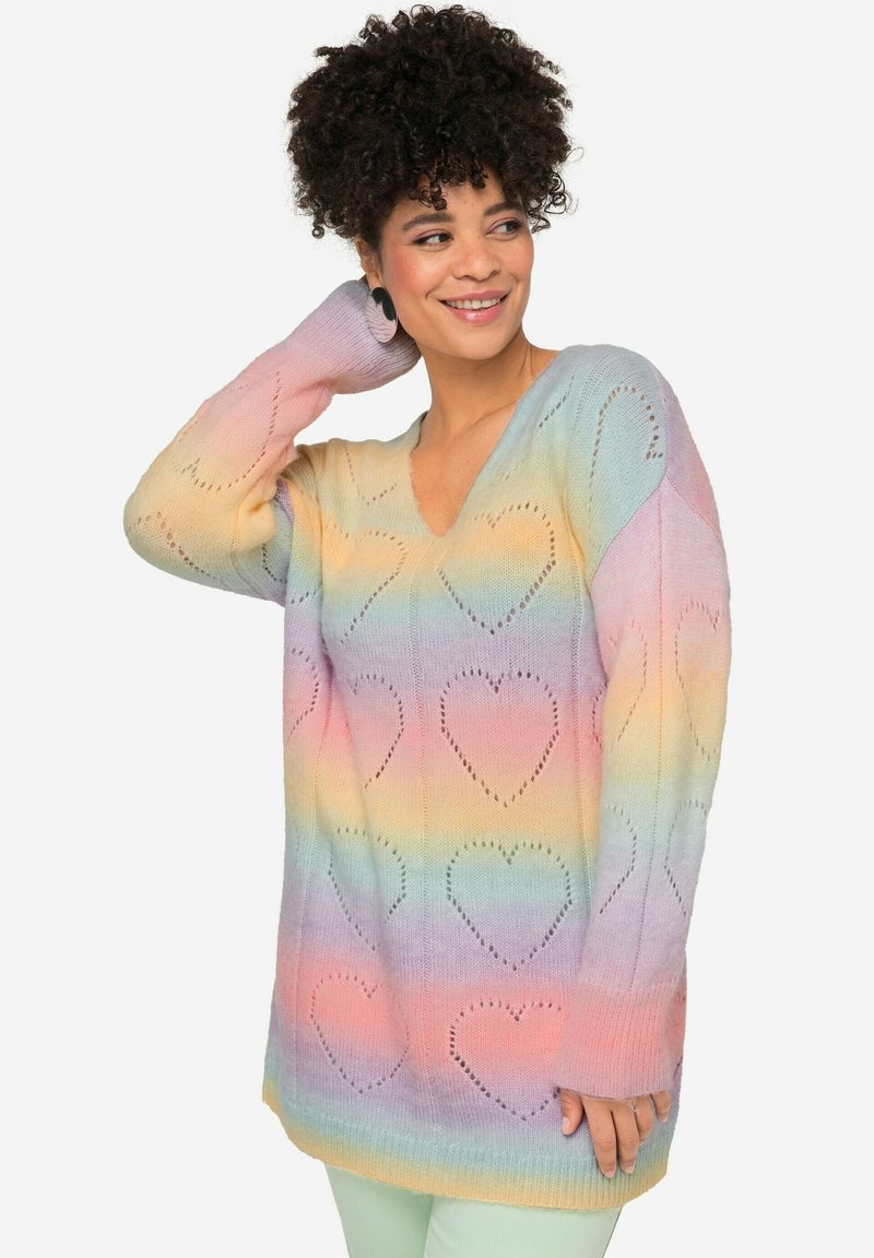 Maglioncino a maglia color pastello con scollo a V, maniche lunghe e motivi a forma di cuore in diverse tonalità su tutto il tessuto. Materiale morbido e con texture.