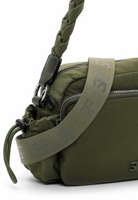 Borsa a tracolla verde oliva con manico intrecciato e fascia con logo stampato a contrasto. Presenta una tasca con zip e una texture liscia.