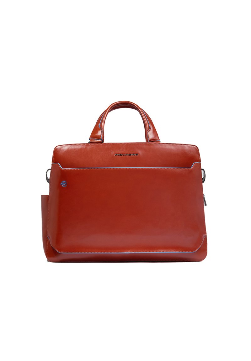 Borsa a mano in pelle rossa con doppi manici superiori, chiusura con zip, tasca frontale e dettaglio di cuciture blu a contrasto, forma rettangolare.