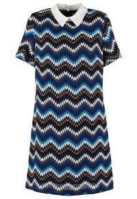 Vestido de manga corta con un patrón en zigzag en azul, marino, blanco y marrón, con un cuello blanco y una silueta estilizada.