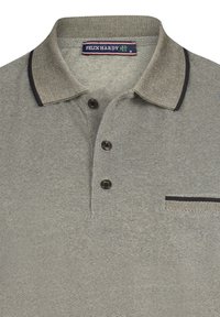 Grå polo t-shirt med struktureret stof, tre knapper, sort kravekant og en lille lomme med en kontrasterende kantdetalje.