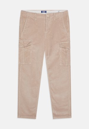 Beige kordbársony cargo nadrág két oldalsó zsebbel, két cargo zsebbel a combokon és gombos záródással; bordás textúrával és egyenes szabással.