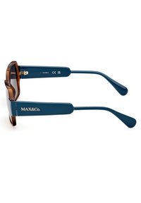 Ochelari de soare cu tentă maro și ramă albastră. Prezentând o formă geometrică unică, accente din metal și branding „MAX&Co.” pe braț.
