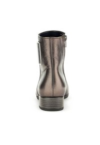 Metallic bronze Knöchelstiefel mit glatter Textur, Reißverschluss und flachem Absatz. Verfügt über eine rechteckige silberne Akzentuierung an der Seite.