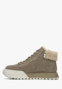 Wysokie sneakersy w jasnobrązowym zamszu z puszystym kremowym kołnierzem, khaki sznurówkami, bocznym zamkiem błyskawicznym i białą gumową podeszwą z fakturowanym bieżnikiem.