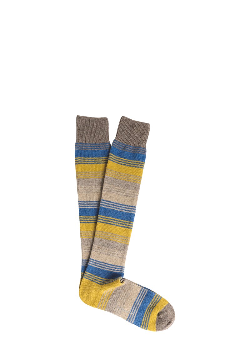 Calzini al ginocchio realizzati in tessuto a maglia con righe grigie, blu e gialle. La parte superiore è di un grigio più scuro con una texture a coste.