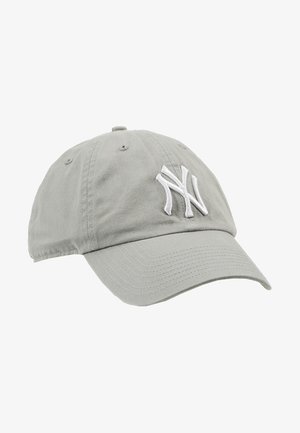 Szürke pamut baseball sapka fehér hímzett logóval. Ívelt karimával és állítható pánttal a hátsó részen. Klasszikus kialakítás, hat panelből áll.