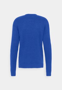 Niebieski dzianinowy sweter, okrągły dekolt, długie rękawy, ribbowe mankiety i dolna krawędź, teksturowany wzór splotu. Widok z tyłu bez dodatkowych szczegółów.