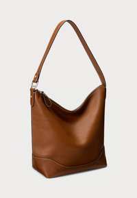 Brūna ādas plecu soma ar izliekto augšpusi, sudraba detaļām un kontrastējošiem baltajiem šuvju izšuvumiem gar šuvēm. Gluda tekstūra.