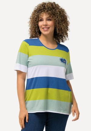 T-Shirt mit kurzen Ärmeln und Rundhalsausschnitt aus weichem Baumwollstoff. Mit horizontalen Streifen in Grün, Blau und Weiß sowie einem dekorativen Herzpatch.