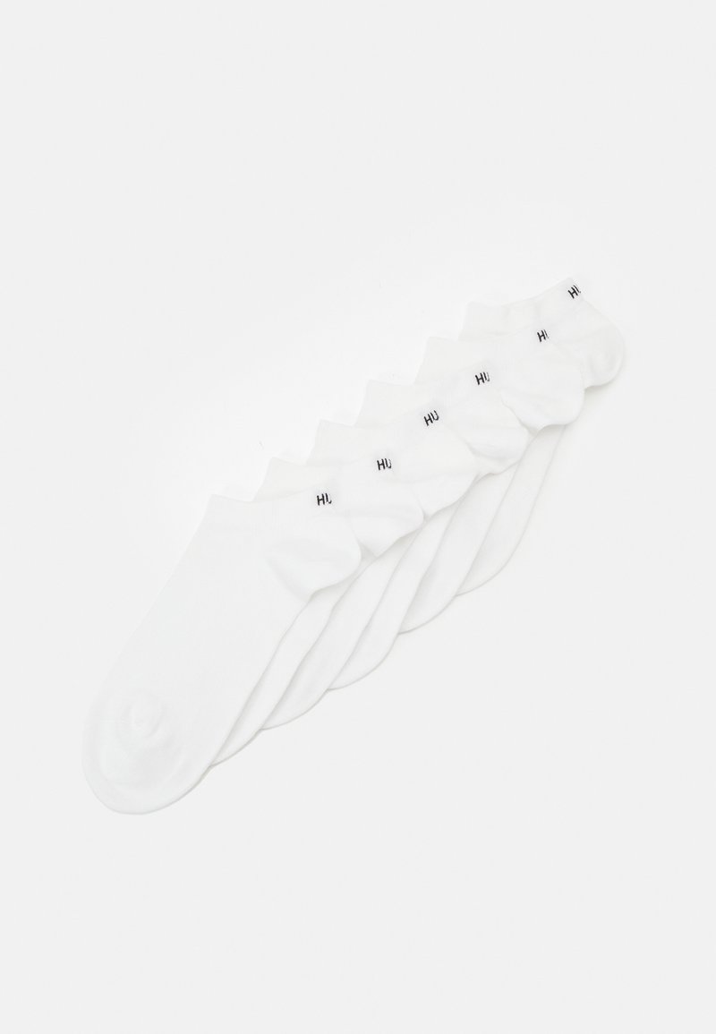 Weiße Knöchelsocken im Fünferpack, mit glatter Textur und kleinen schwarzen Logos auf dem Bündchen zur einfachen Identifikation.