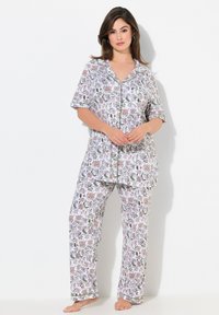 Bavlněný pyžamový set s květinovým potiskem, obsahující krátký rukáv a knoflíkovou košili s límcem a volné kalhoty s elastickým pasem.