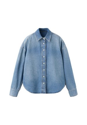 Chemise en denim bleu clair à boutons, manches longues et col pointu, étalée à plat sur un fond blanc.