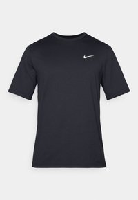 Svart kortärmad sportt-shirt tillverkad av slät tyg, med en vit Nike-logga på vänster bröstområde. Rund halsdesign.