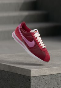 No seleccionado, tough red/lt magenta white/safety orange/black