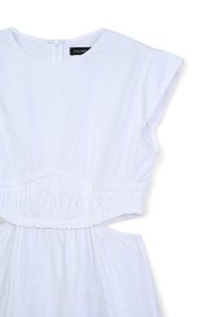 Abito bianco a maniche corte con scollatura tonda, vita arricciata elasticizzata e dettagli con tagli sui lati, dotato di chiusura con zipper sul retro.