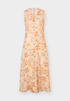 Αμάνικο, φόρεμα μήκους μέχρι το γόνατο με V-λαιμόκοψη, ανοιχτό μπεζ βάση και πορτοκαλί λουλουδένιο σχέδιο, εμφανίζεται σε απλό ανοιχτό γκρι φόντο.