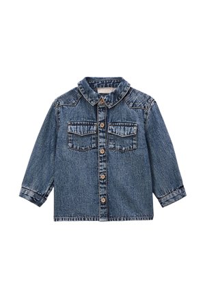 Chemise en denim bleu à manches longues avec boutons sur le devant, col pointu et deux poches à rabat sur la poitrine, présentée sur fond blanc.