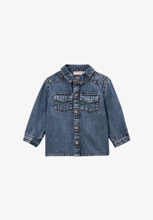 Chemise en denim bleu à manches longues avec boutons sur le devant, col pointu et deux poches à rabat sur la poitrine, présentée sur fond blanc.