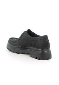 Scarpa in suede nera con punta arrotondata, design con lacci e suola in gomma spessa con profonde scanalature per una buona aderenza. Tessuto liscio e accenti minimi.