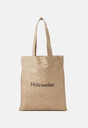 Sac fourre-tout réutilisable beige avec longues anses, matériau texturé et inscription "Holzweiler" imprimée en noir sur le devant.