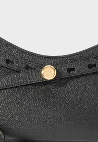 Μαύρη δερμάτινη τσάντα χεριού με υφή, διαθέτοντας έναν χρυσό κυκλικό κουμπί λογότυπου και διακοσμητικές λεπτομέρειες στη ζώνη.