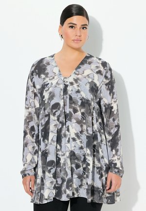 Langærmet bluse i et grått og sort blomsterdesign, med v-hals og plisseret design. Letvægtsstof med en flydende form.