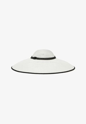 Fehér, széles karimájú napkalap fekete szegéllyel a szélein és fekete szalaggal a karima felett.