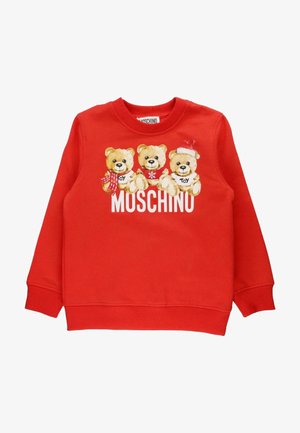 Czerwona bluza z trzema misiami w szalikach, motyw świąteczny i napis "MOSCHINO" poniżej na biało. Miękki materiał i długie rękawy.