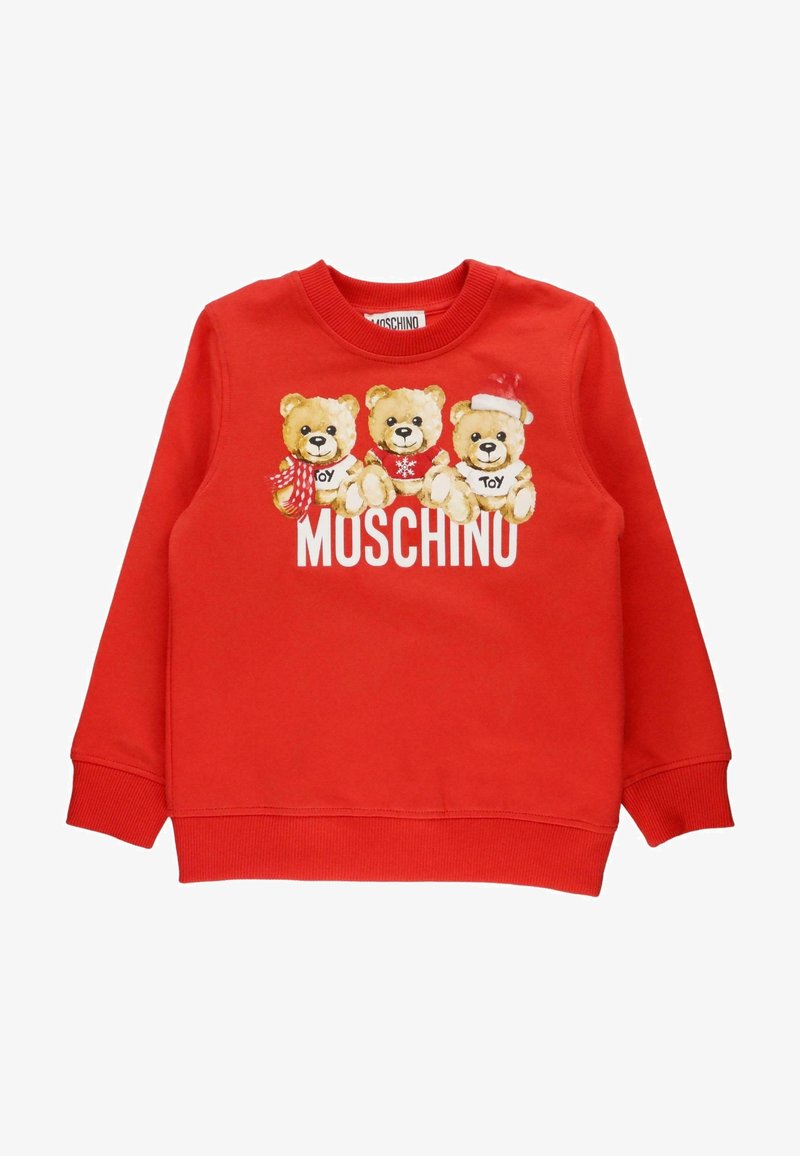 Rotes Sweatshirt mit drei Teddybären mit Schals, einem Weihnachtsthema und dem Schriftzug "MOSCHINO" in Weiß darunter. Weiches Material und lange Ärmel.