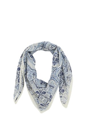 Pañuelo triangular con estampado en azul claro y blanco con borde de encaje, colocado en forma de lazo que muestra diseños florales y geométricos intrincados.