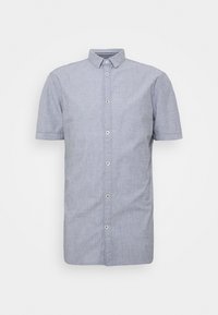 Košile s krátkým rukávem v světle modré látce s jemným opakujícím se vzorem a kontrastními knoflíky podél zapínání.