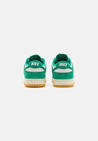 Nike Sportswear DUNK LOW SE TRK3 - Αθλητικά παπούτσια - phantom/malachite/light brown/coconut milk
