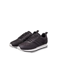 Zapatillas deportivas negras hechas de materiales sintéticos con un patrón texturizado, que cuentan con una entresuela blanca y una suela negra con estrías.