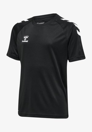 Tricou sport negru, fabricat dintr-un material neted, care absoarbe umezeala. Prezintă un logo alb și accente pe umeri, cu un guler rotund și mâneci scurte.