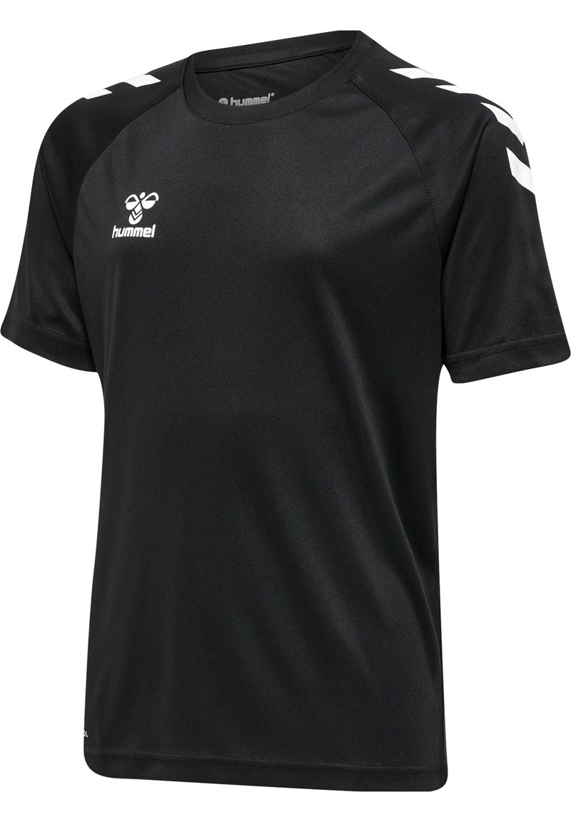 Camiseta deportiva negra hecha de una tela suave y que absorbe la humedad. Presenta un logo blanco y detalles en los hombros, con un cuello redondo y mangas cortas.