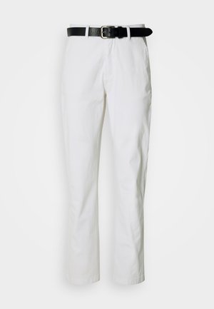 Białe bawełniane spodnie o prostym kroju nogawek. Wyposażone w czarny skórzany pasek oraz wyraźne przednie kieszenie użytkowe. Gładka tekstura.