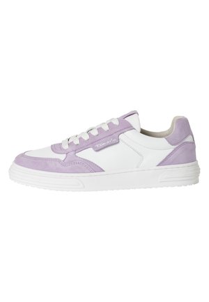 Sneaker in pelle bianca con accenti in suede viola chiaro, design con lacci, suola testurizzata e dettaglio con logo sul lato.