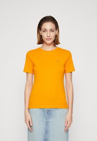 Tommy Hilfiger - NEW SLIM CODY - Trükipildiga T-särk - rich ochre Väikepilt 1