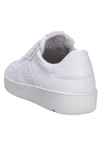 Sneaker bianco in pelle con superficie liscia, forma arrotondata e suola in gomma testurizzata. Presenta dettagli perforati sui lati.