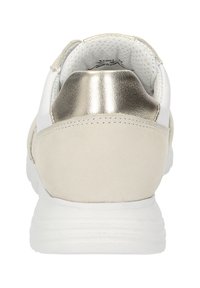 Weißer Sneaker mit einem metallisch goldenen Akzent an der Ferse. Verfügt über einen Wildleder-Rücken, ein Innenfutter aus Mesh und eine strukturierte weiße Sohle.