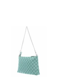 Petit sac à main bleu sarcelle avec motif losange et texte discret, doté d'une bandoulière en chaîne argentée et d'une fermeture éclair supérieure.