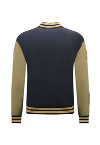 Marineblauwe en beige varsityjack met gestreepte kraag, manchetten en zoom, weergegeven vanuit de achterkant.