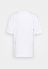 Camiseta de algodón blanca, de manga corta, cuello redondo, espalda lisa, corte relajado, textura suave, sin logotipos ni patrones visibles.